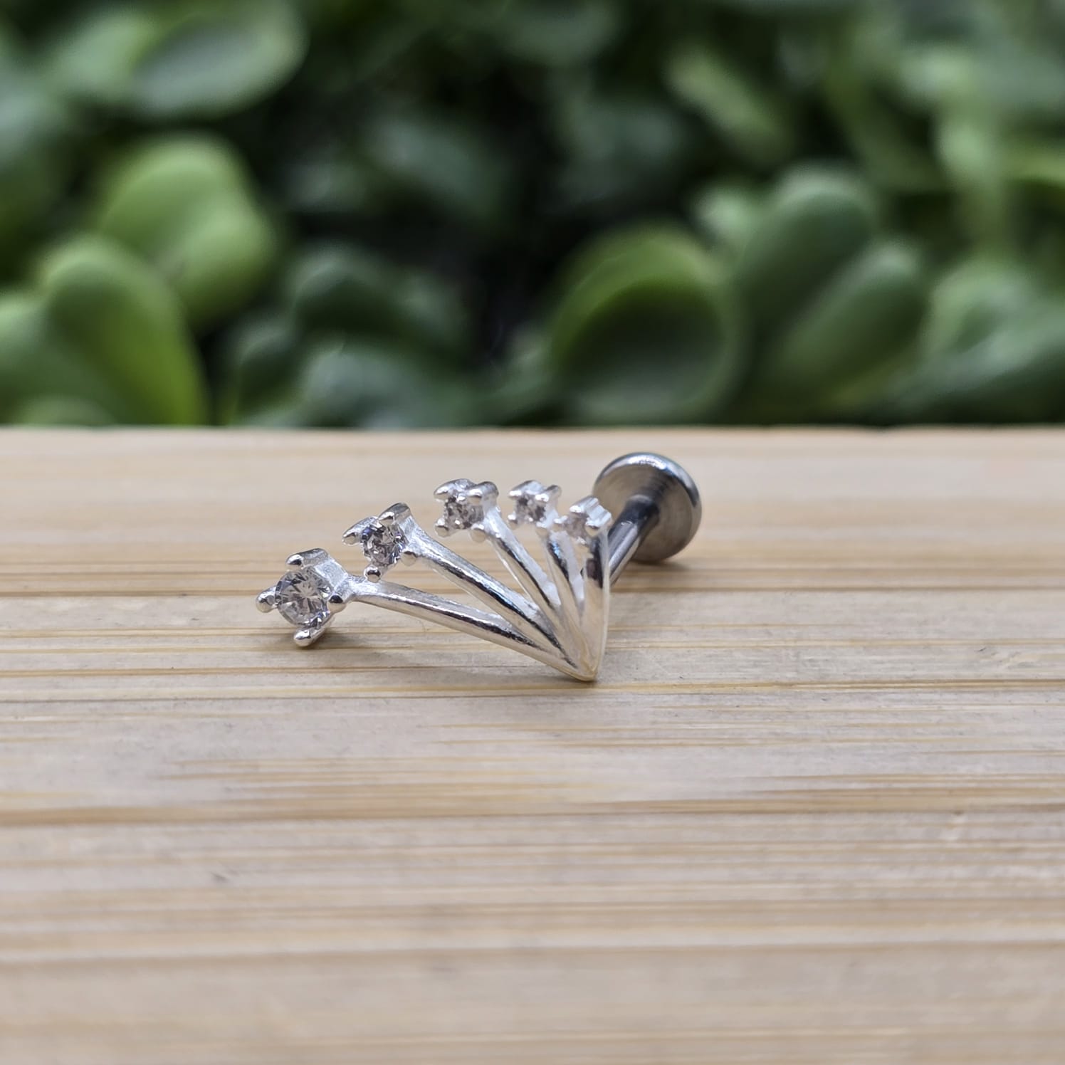 Piercing de prata 925 trabalhado com ponto de luz para hélix, tragus, lóbulo e tash rock