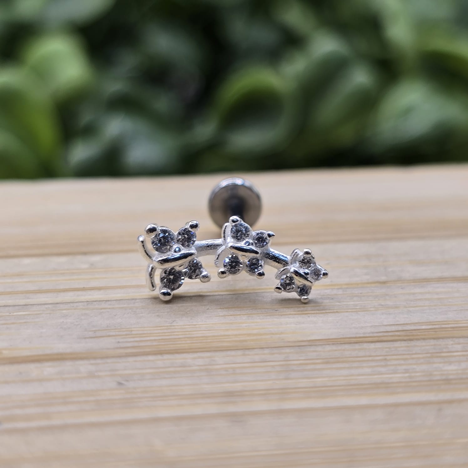 Piercing de prata 925 três borboletas cravejadas para hélix, tragus, lóbulo e tash rock